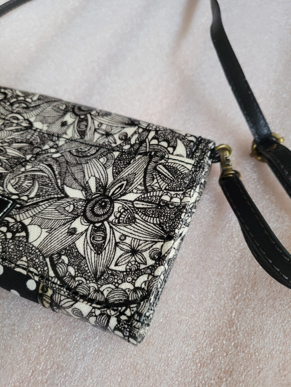 Sakroots Women’s Printed Black/Off White Adjustable Strap Crossbody Wallet/Purse - Picture 4 of 14